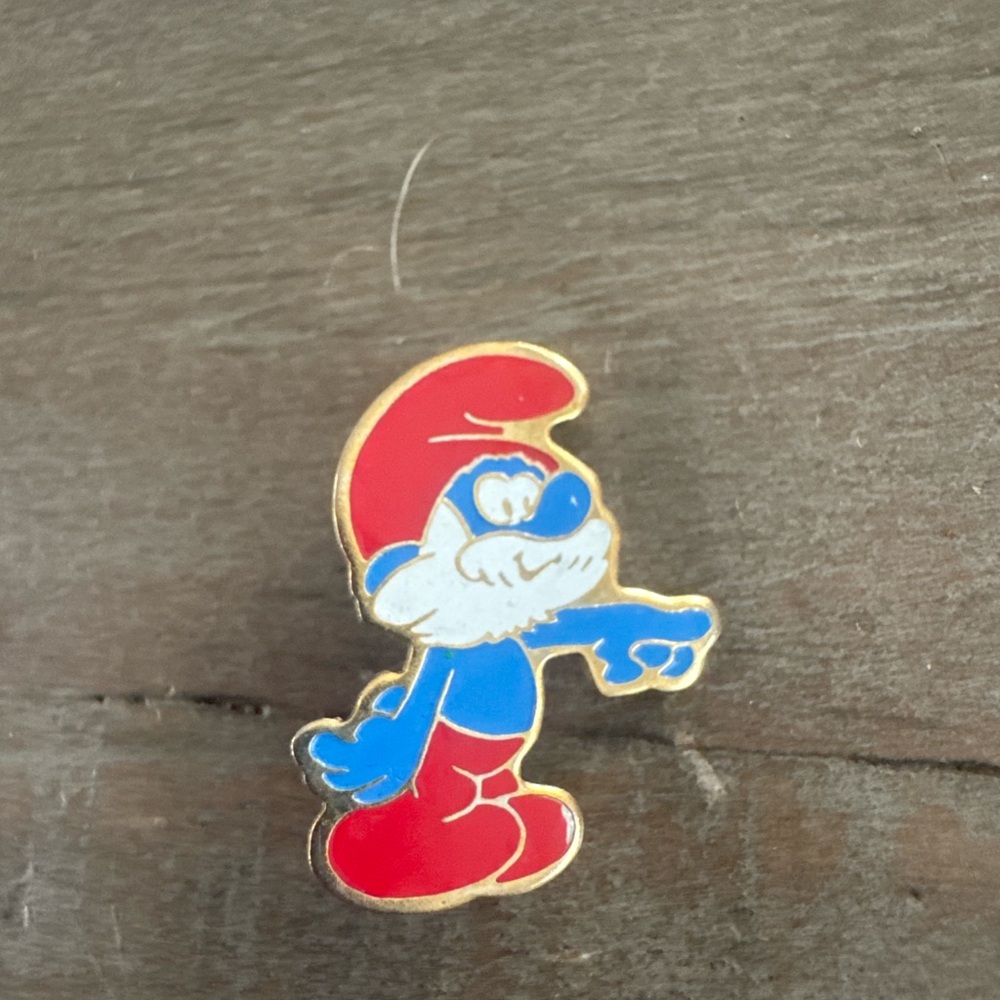 Vintage 1980s Papa Smurf Enamel Pin – SEPP Taiwan – Classic Cartoon Collectible